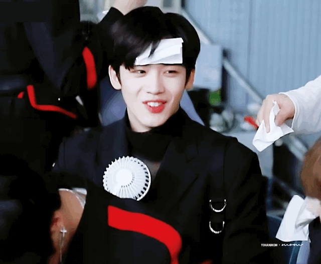 웃다가 윙크 하는 김요한 | 인스티즈