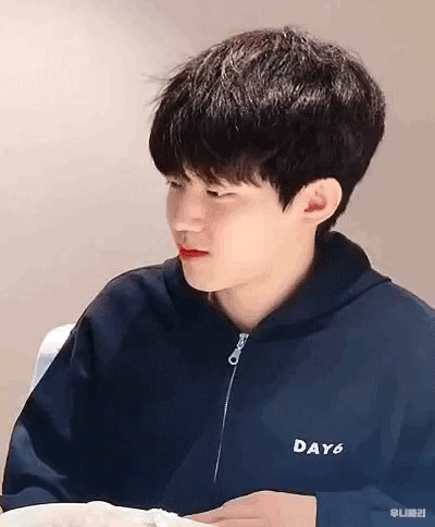 거실에 같이 있다가 갑자기 " 난 우리팀이 너무 좋은거같아! "라고 말한다는 강아지.... | 인스티즈