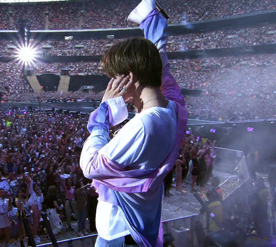 방탄 지민이 입은 옷 등에 왜 구멍 났어? | 인스티즈