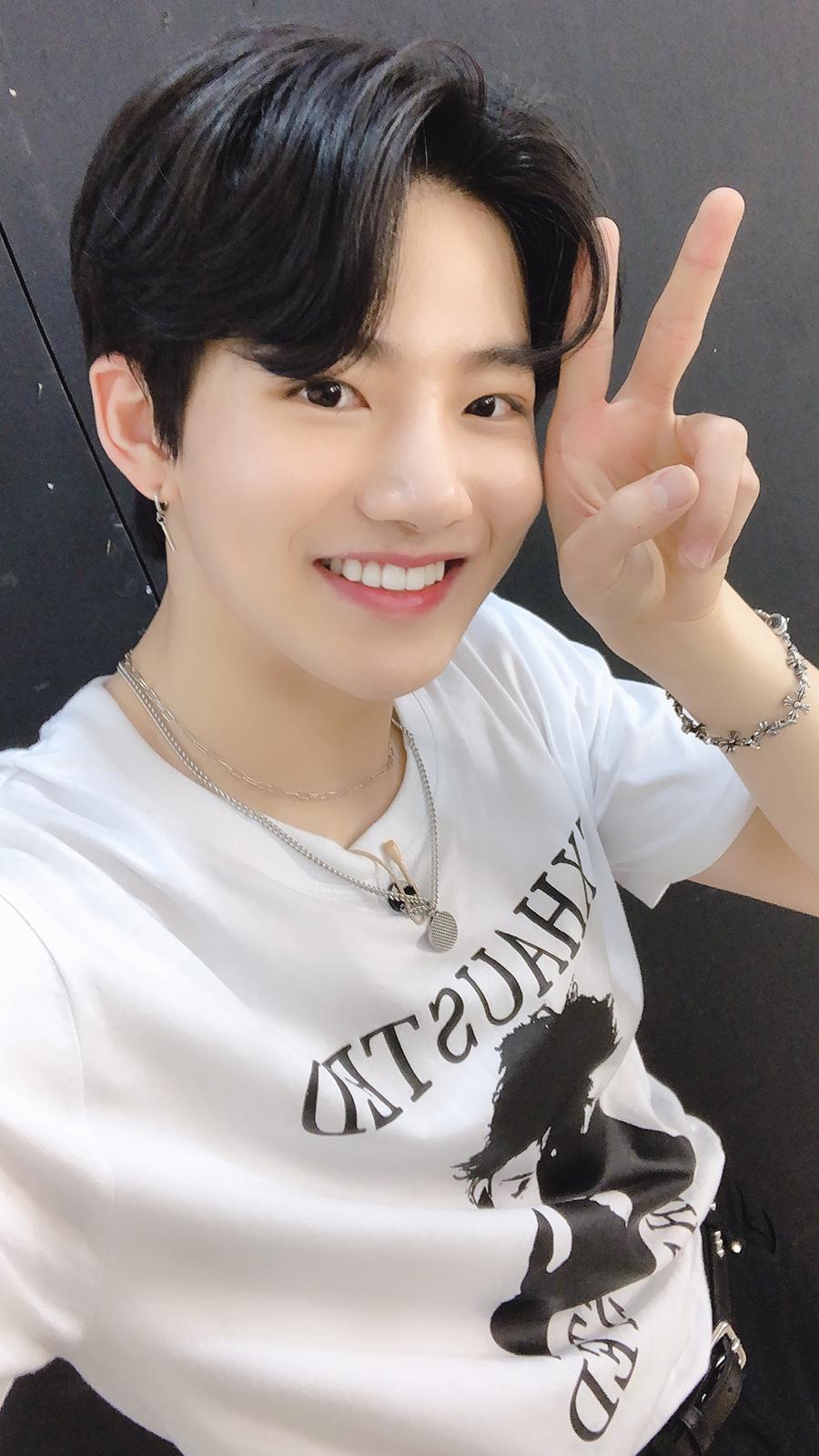 근데 트레저 준규 사진 안 찍고 못 찍는다는 거 치고는 잘 찍는 편 아니야? | 인스티즈