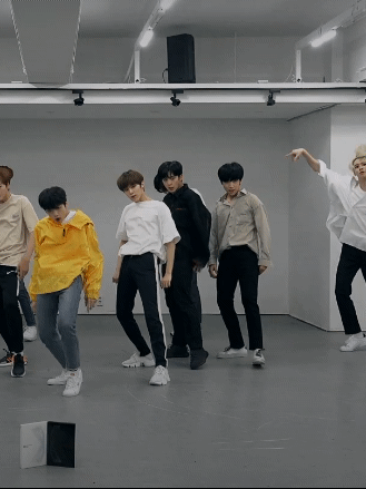 어제본건데 김우석 연습영상에서 똑같은 자리에 스크래치 내는거봐.. | 인스티즈