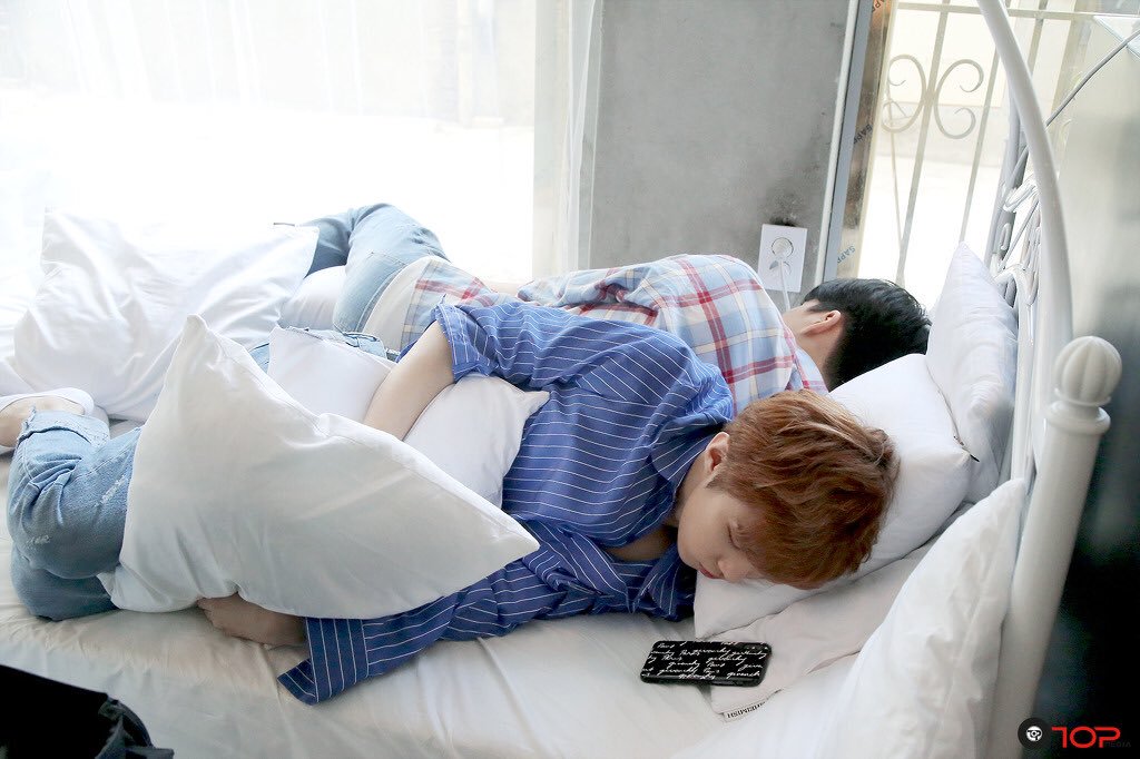 졸리면 말도 못하게 귀여워지는 김우석 좀 봐 | 인스티즈