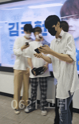 근데 이진혁 프엑때는 마스크끼고 다녔네? | 인스티즈