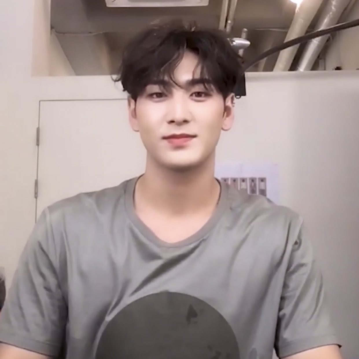 강동호(뉴이스트) 머리 덮은거 vs 깐거 | 인스티즈