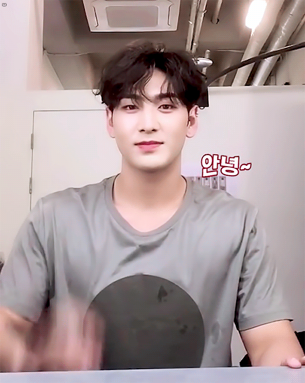 강동호(뉴이스트) 머리 덮은거 vs 깐거 | 인스티즈