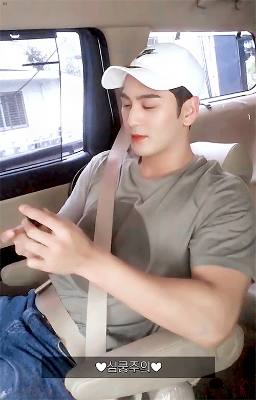 강동호(뉴이스트) 머리 덮은거 vs 깐거 | 인스티즈