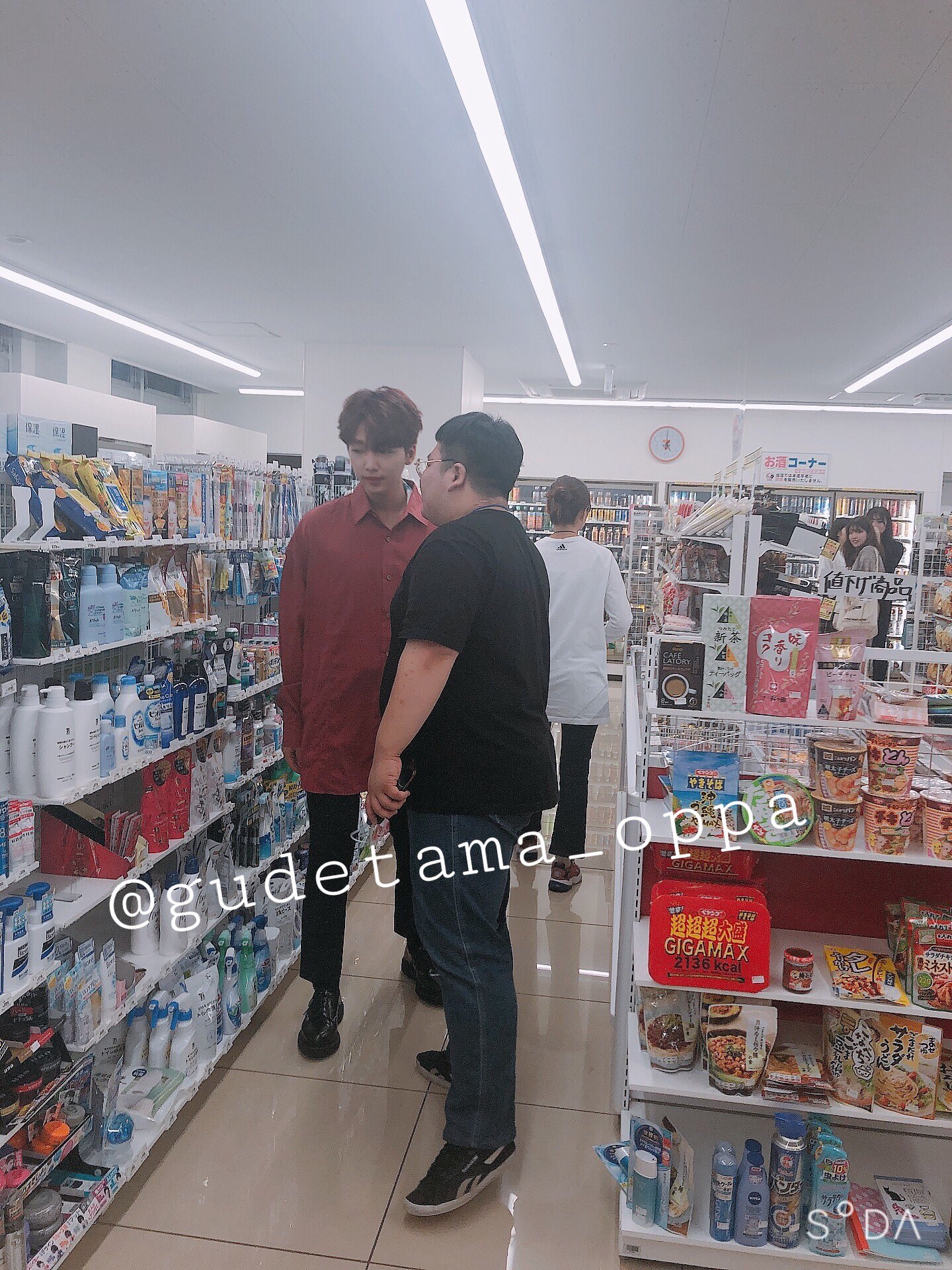 정세운 가만있어도 튀는걸 본인이 알았으면 좋겠다,,, 편의점 직원분이 연예인이냐고 물어보니까 당황해서 | 인스티즈