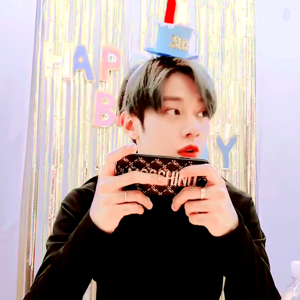 생일 브이앱 혼자 하다가 깜짝으로 들어오는 멤버들 보고 놀람+감동+기쁜 표정 짓는 울 동현이 | 인스티즈