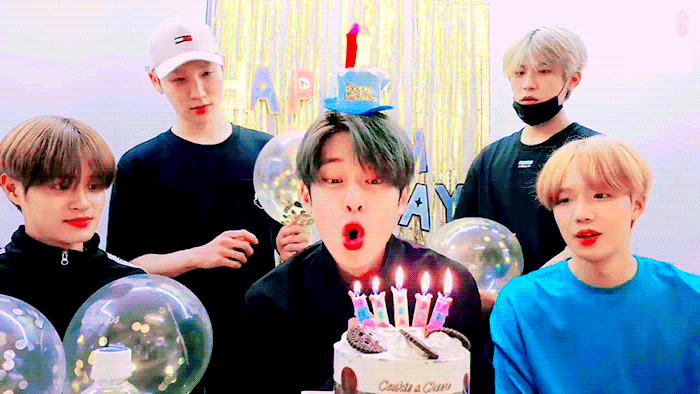 박우진 이대휘 사진 세워놓고 했던 2년전 동현이 생일파티 | 인스티즈