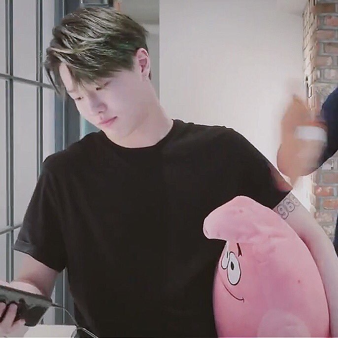 조승연 함 끌어안고 | 인스티즈