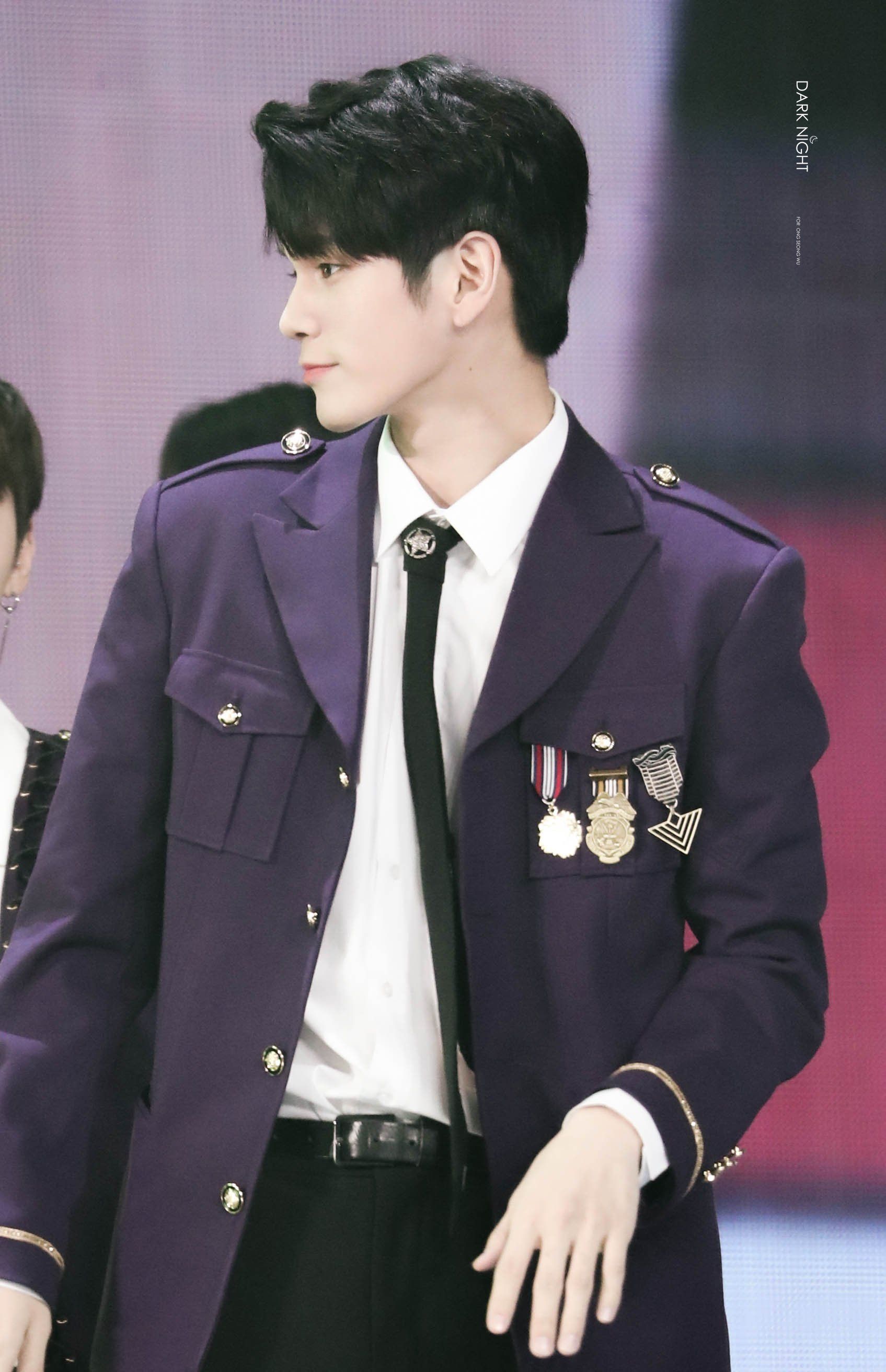 아니 워너원 제복 사진 보러 들어갔다가 뜻밖의 당황; | 인스티즈