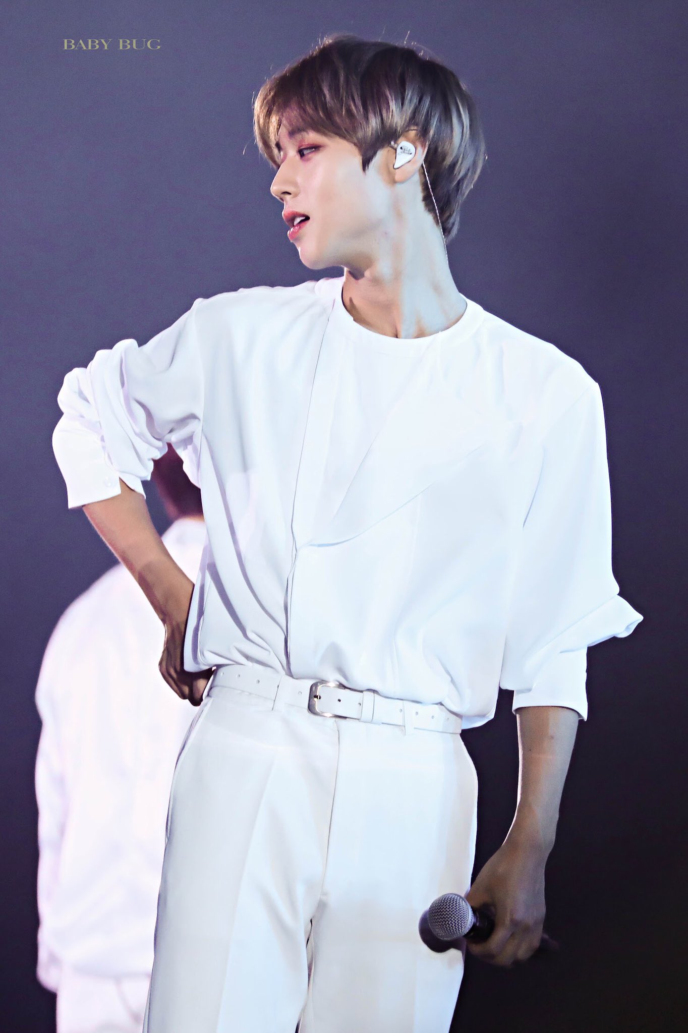 박지훈은 그냥 흰 상의 입히면 얼굴이 완성 | 인스티즈