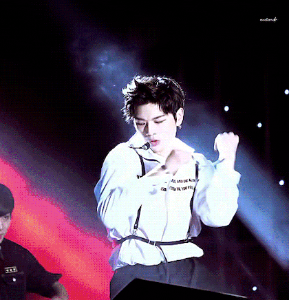 난 아직도 못잊어 강다니엘 흑발완깐에 하네스 | 인스티즈