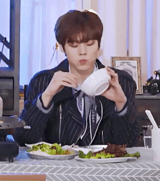 먹을땐 늘 진심인 김우석을 사랑해 | 인스티즈