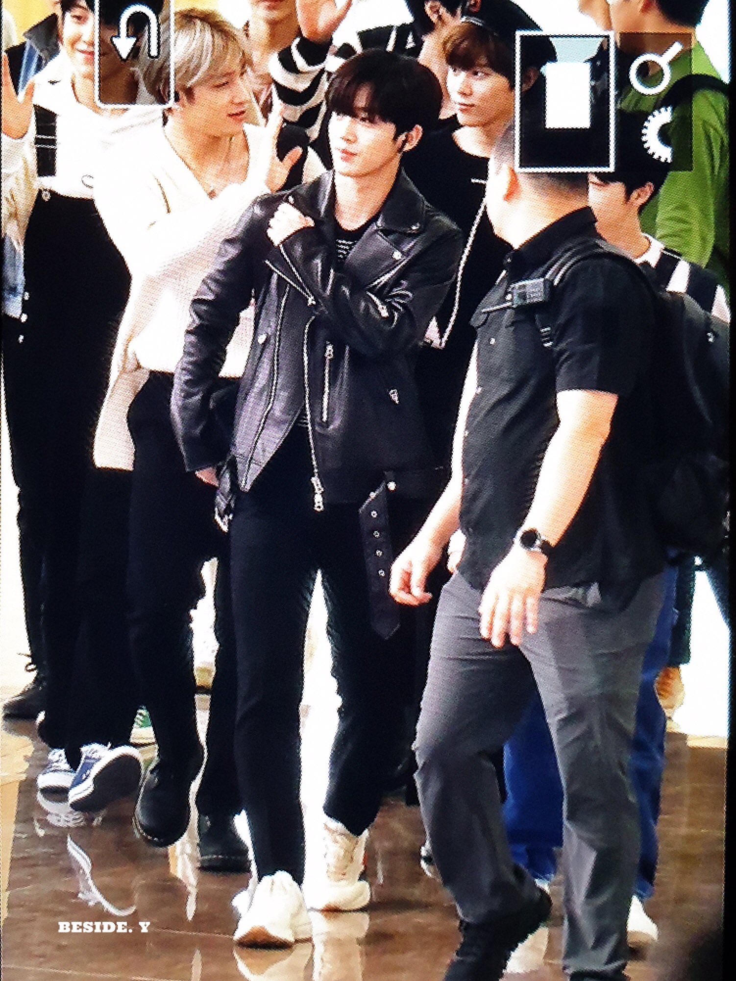 김요한 지금까지 총 4번의 공항패션을 보였지만 팬들이 제일 열광한 패션은 이거임 | 인스티즈