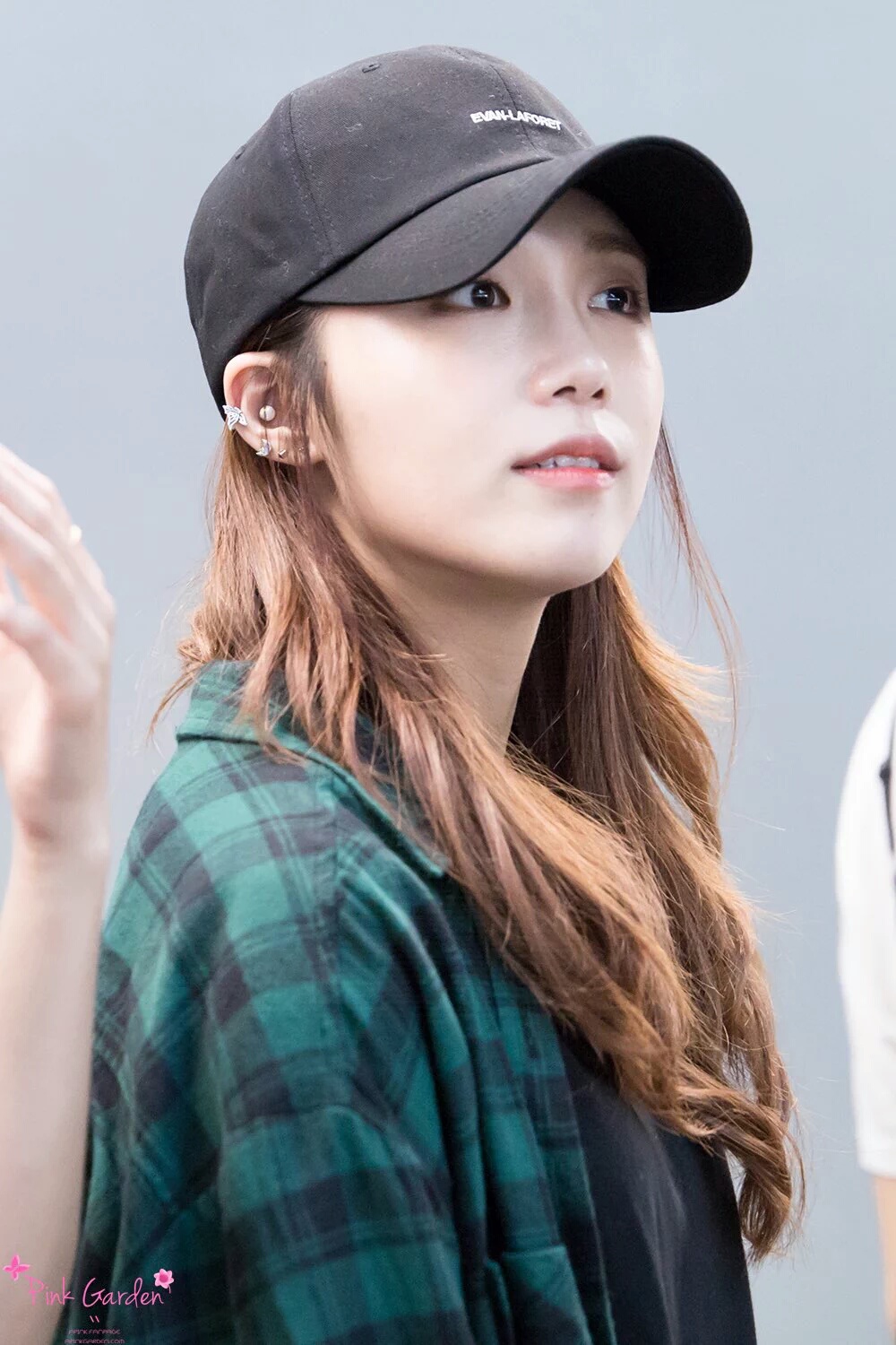 쬐깐한 귀에 피어싱 주렁주렁 달고 있는 거 너무 귀엽고 발림 - 인스티즈(instiz) 연예 카테고리