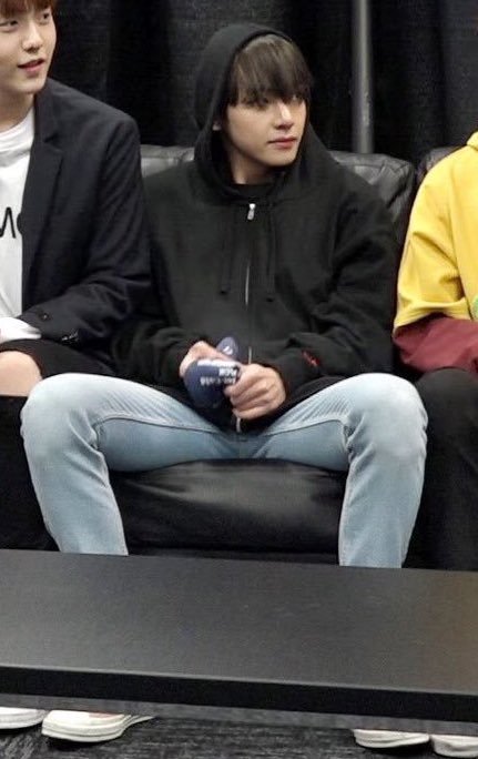 방탄과 투바투 선후배 티나는 앉는 자세 차이래ㅋㅋㅋㅋㅋㅋㅋㅋㅋㅋ | 인스티즈