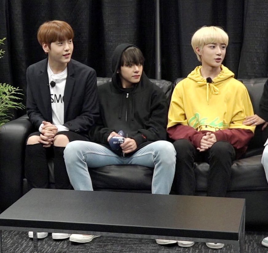 방탄과 투바투 선후배 티나는 앉는 자세 차이래ㅋㅋㅋㅋㅋㅋㅋㅋㅋㅋ | 인스티즈