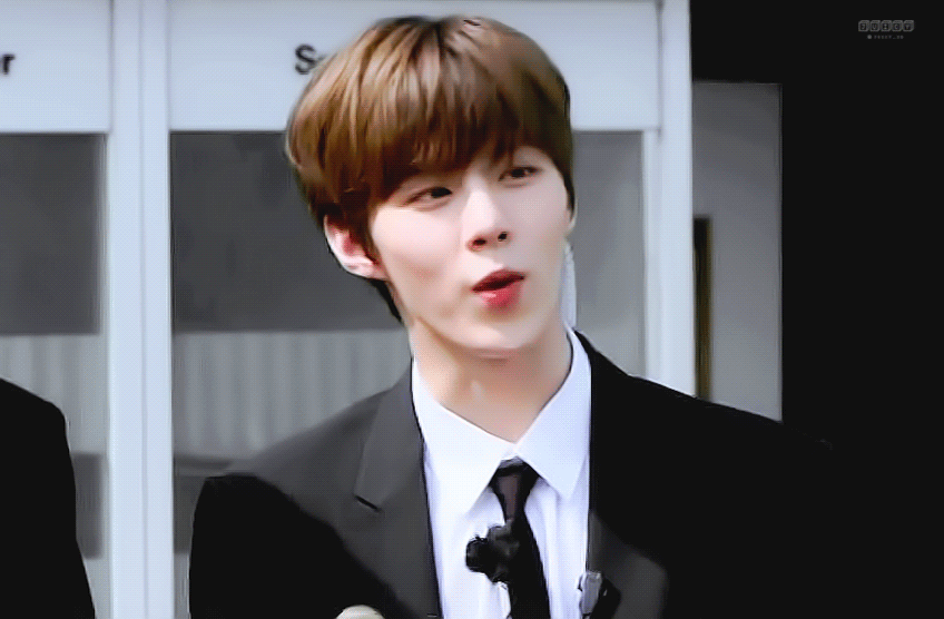 김우석 너 뭐먹어??? 짤랑단들은 뭐먹었어?? 나는 싸이버거ㅠㅠㅠ | 인스티즈