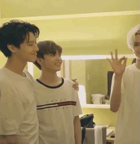 송형준 진짜 사람 손 잘 타는 짤들 모음 | 인스티즈