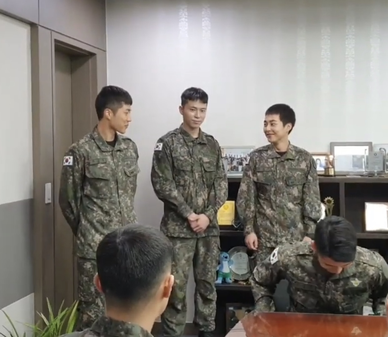 우리 민석이랑 인피니트 성열님이랑 마주보고 웃는뎈ㅋㅋㅋㅋㅋㅋㅋㅋㅋㅋㅋㅋㅋㅋ | 인스티즈