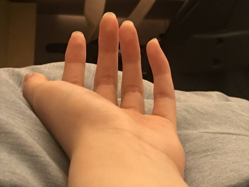 누워있는데 갑자기 손 예뻐보여서 찍음 | 인스티즈