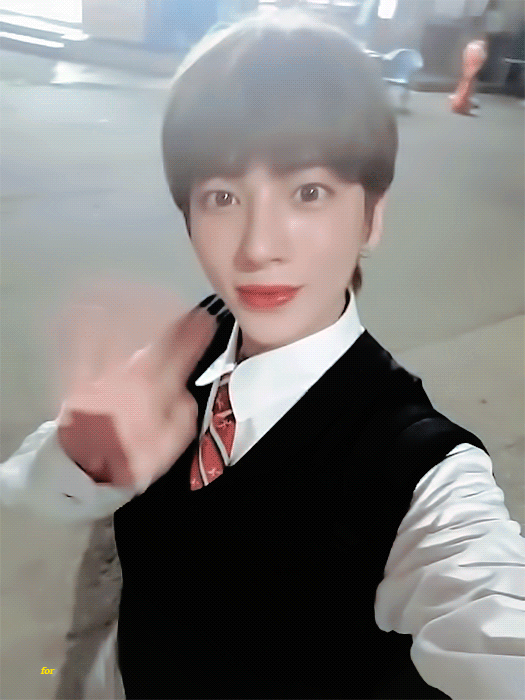 투바투 태현 교복입고 찍은 동영상 이목구비 자기주장 쩌는 거봐........ | 인스티즈