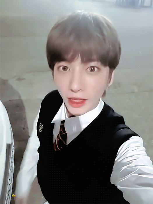 투바투 태현 교복입고 찍은 동영상 이목구비 자기주장 쩌는 거봐........ | 인스티즈