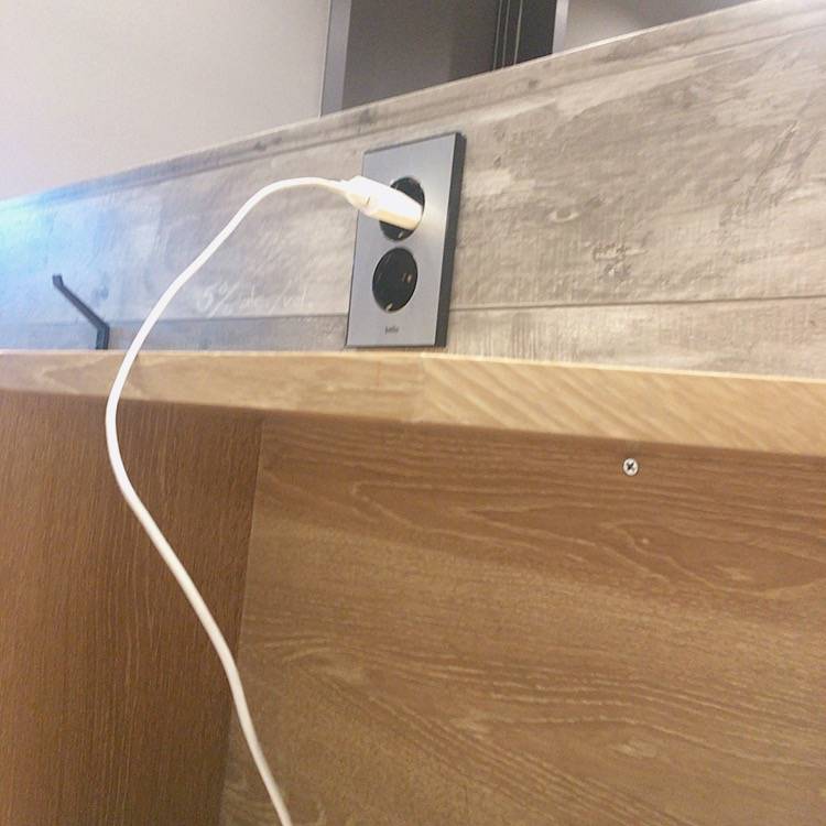 독서실 책상인데 쫌 소름돋았어,,, | 인스티즈