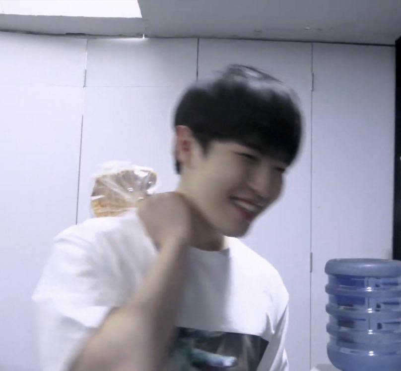 다들 보고 기분좋아지시라고 행복한 김재환와르르 | 인스티즈