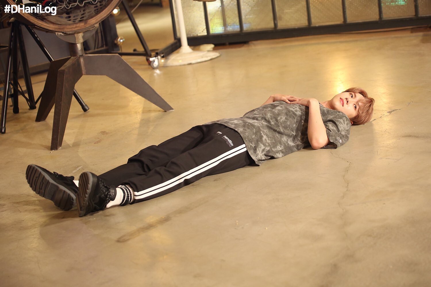 김동한 왜 맨날 아무데나 누웤ㅋㅋㅋㅋㅋㅋ | 인스티즈