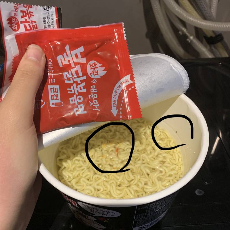 불닭먹는데 이렇게 되어있었거든 ? | 인스티즈