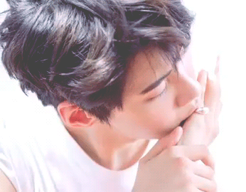 녜... 국내 유일 185cm 대럼지 다리길이도 114 솔로데뷔일도 11월4일인 이진혁입니다 | 인스티즈