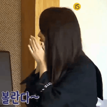 케이 옆에 쓱 보고 같이 얼굴 가리는거 너무 고양이같애 | 인스티즈