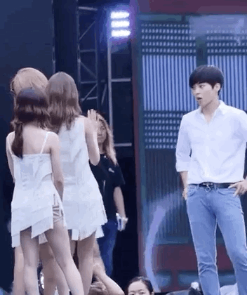 난 남돌 아무리 조그맣다 생각해도 골격 확실히 남자인 거 이 짤보고 알았음 | 인스티즈