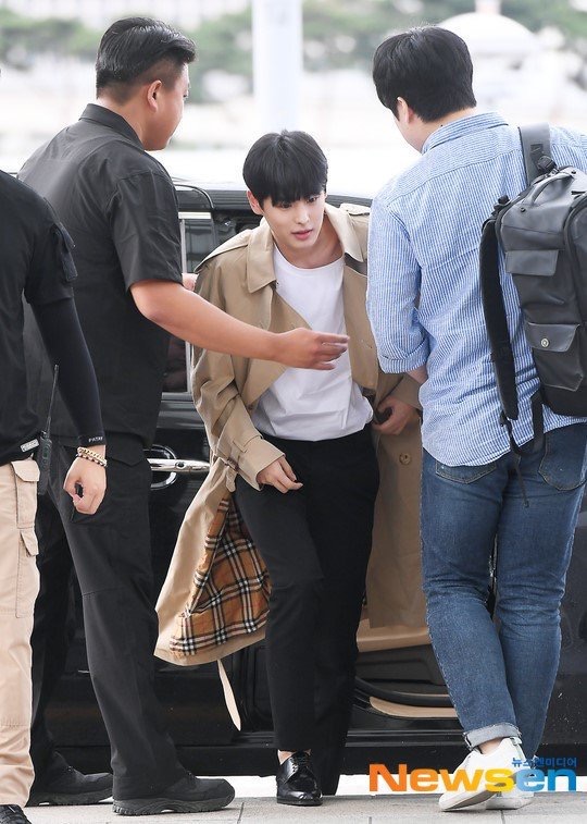 빅톤 병찬, 경호받는 잘생김...... 이 아니라 | 인스티즈