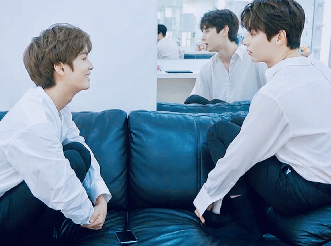 ㄱ 둘이 이러고 자고 둘이 이렇게 쳐다봄 ㅈㅇ년북 | 인스티즈