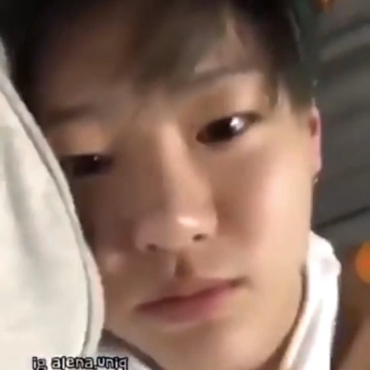 지금 옆으로 누워서 폰하고 있는 조승연들 들어와봐 | 인스티즈