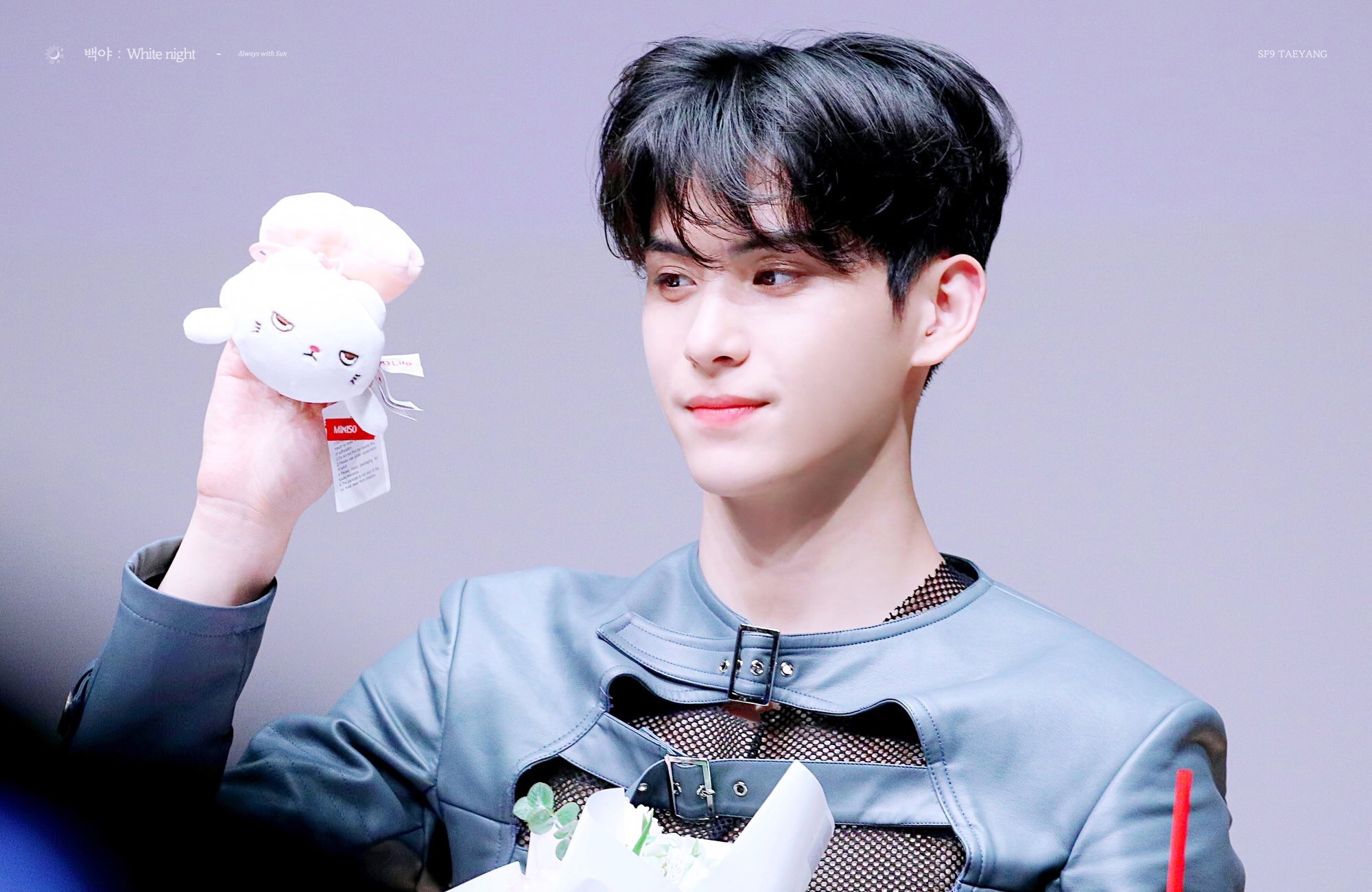 무대에선 세상치명치명한데 무래 아래에선 그저 수줍은 아이인게 너무 발려요.. | 인스티즈