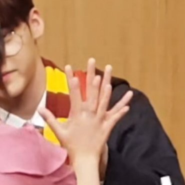 송유빈 팬이랑 손크기 한마디 차이나는거에 발려버린 나... | 인스티즈