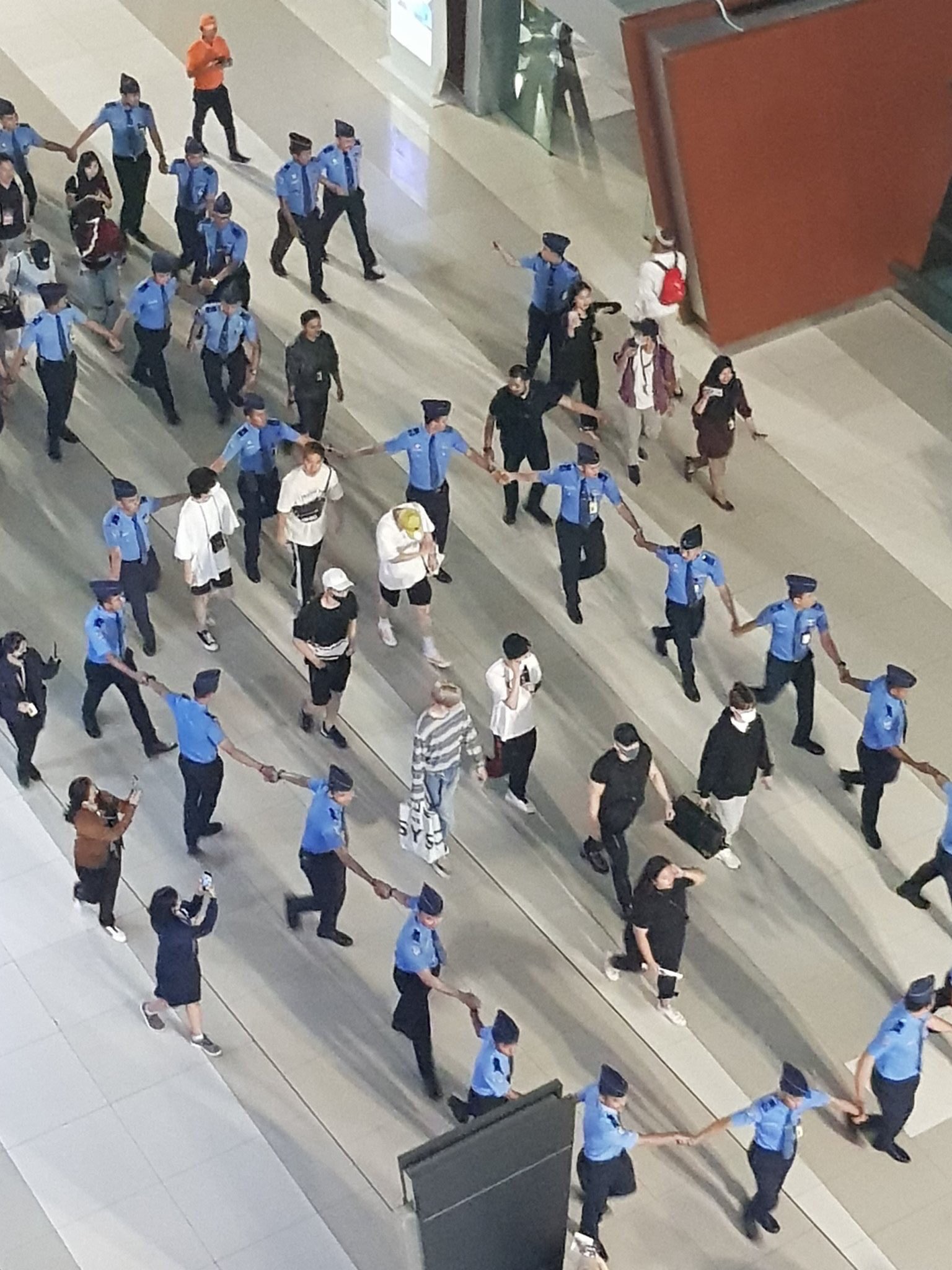 이거 공항에서 찍힌 사진같은데 어느 그룹이야? | 인스티즈