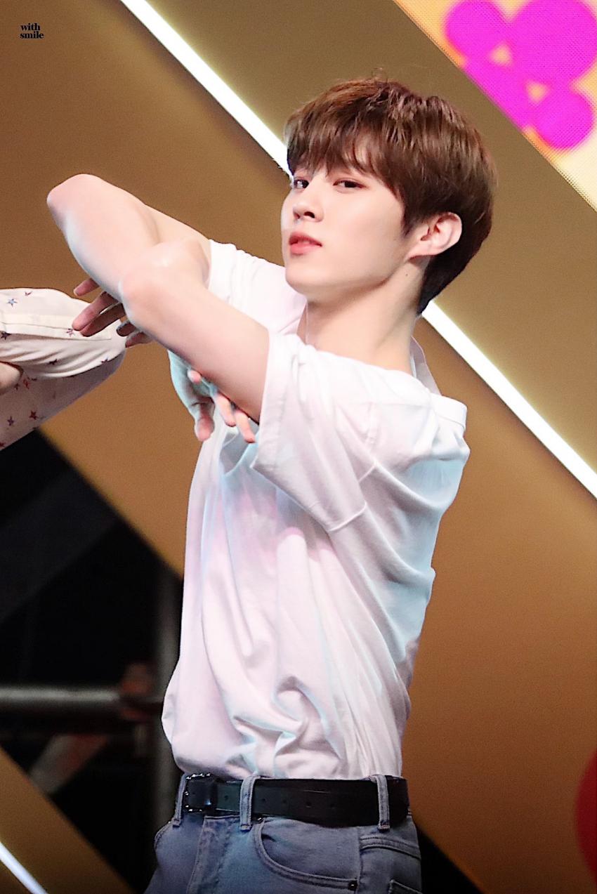 김우석ㅋㅋㅋ 프듀 러브샷 때 이거 19금 아니라고 하더니 | 인스티즈