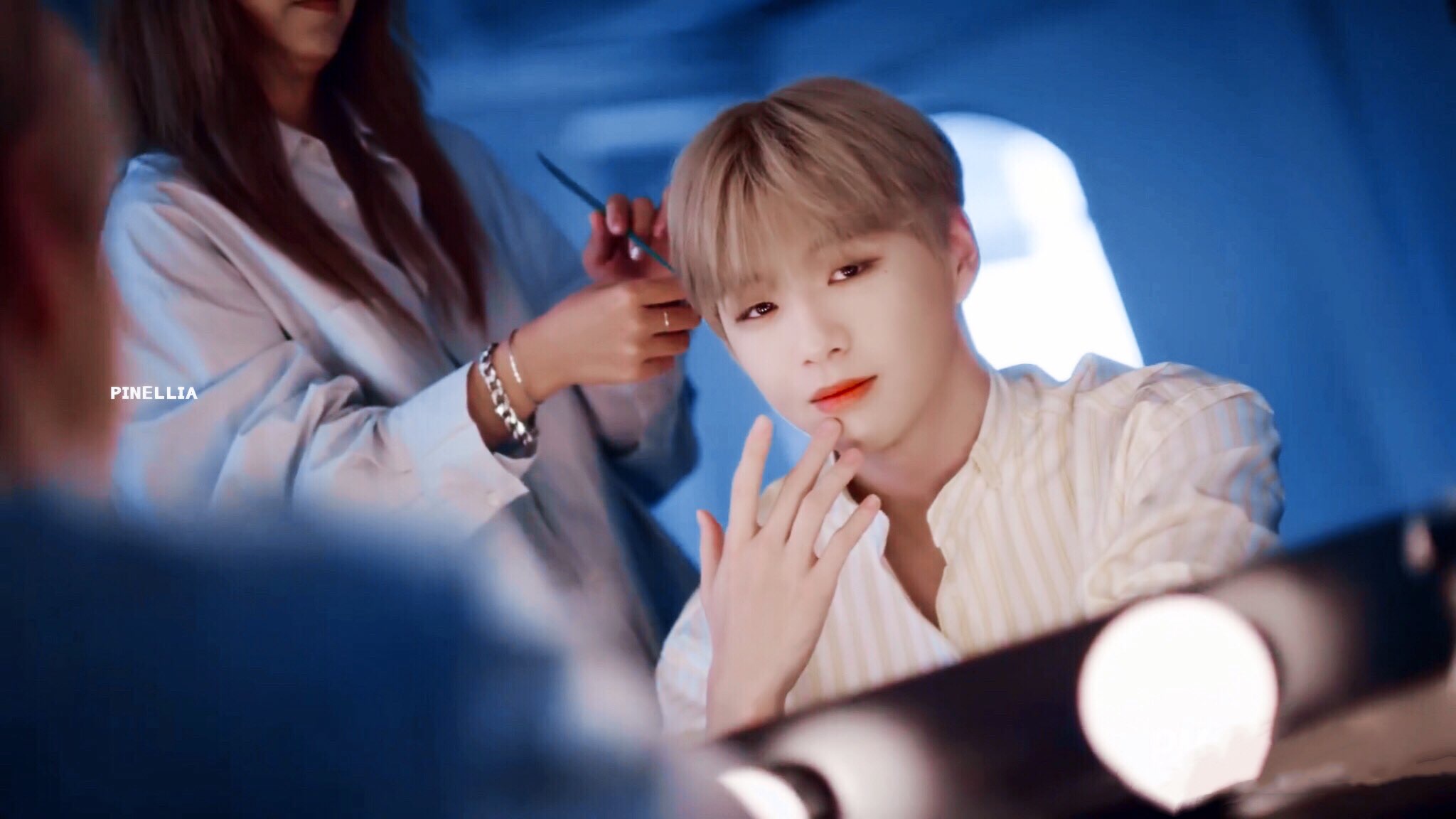 일반인이 든 시그니처랩, 강다니엘이 들고있는 시그니처랩 | 인스티즈