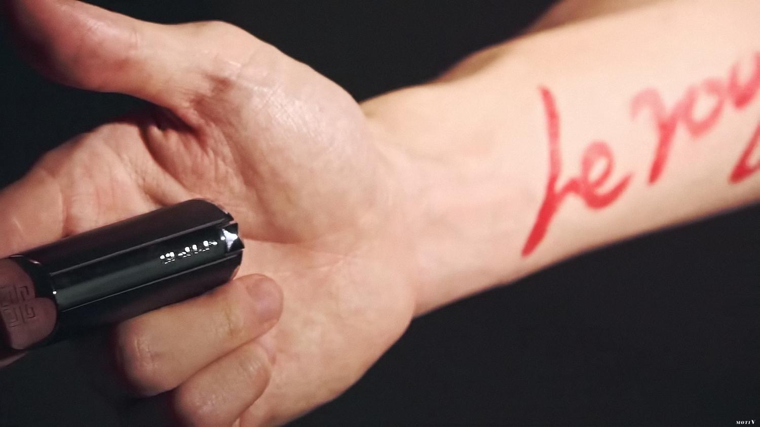 아 강다니엘 팔에 립스틱으로 글씨쓴거... | 인스티즈