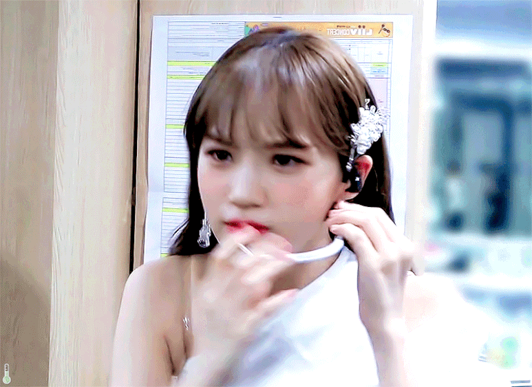 마이크 위치 잡는척 하면서 장난치는 김채원 | 인스티즈