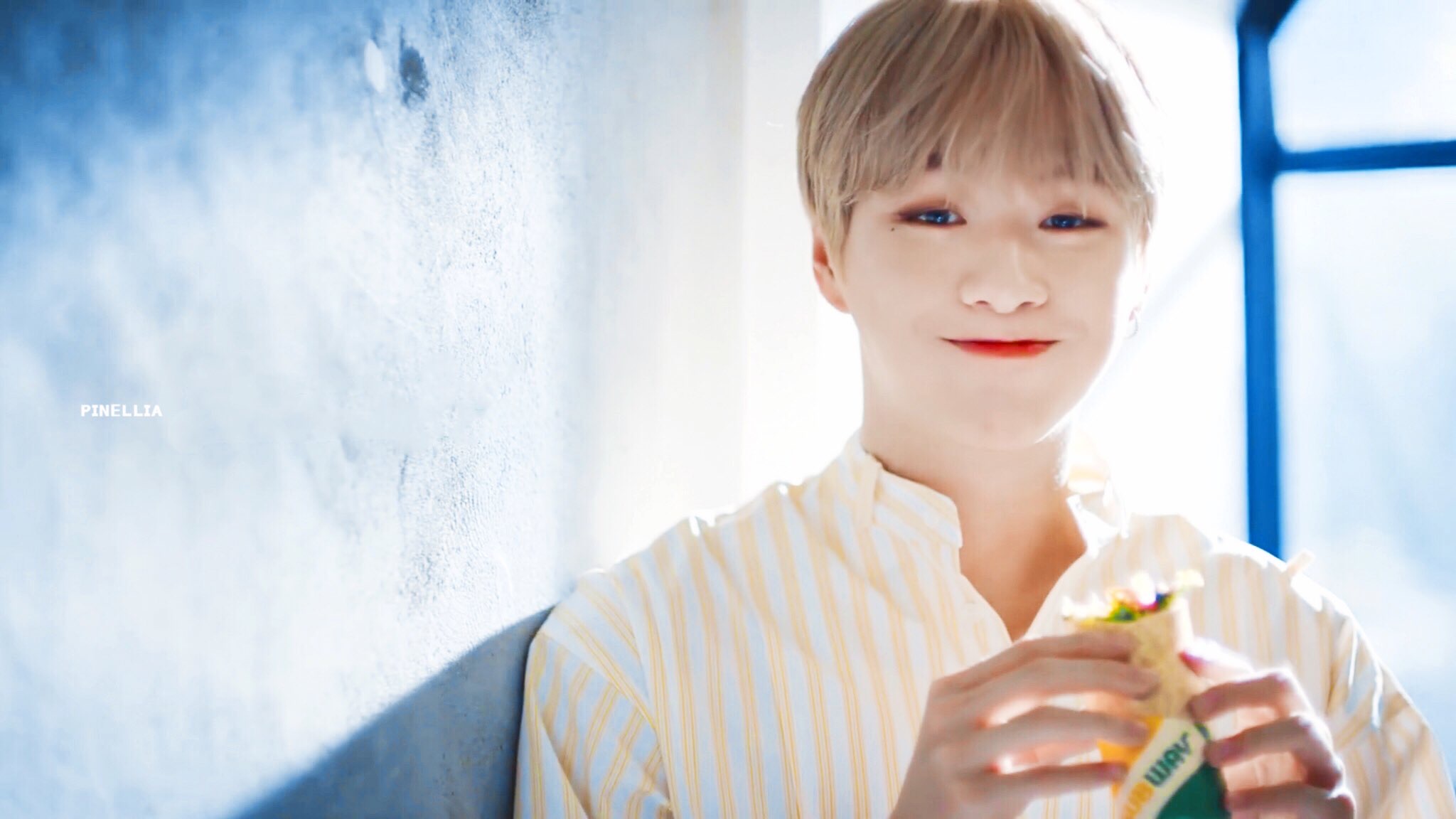 일반인이 든 시그니처랩, 강다니엘이 들고있는 시그니처랩 | 인스티즈