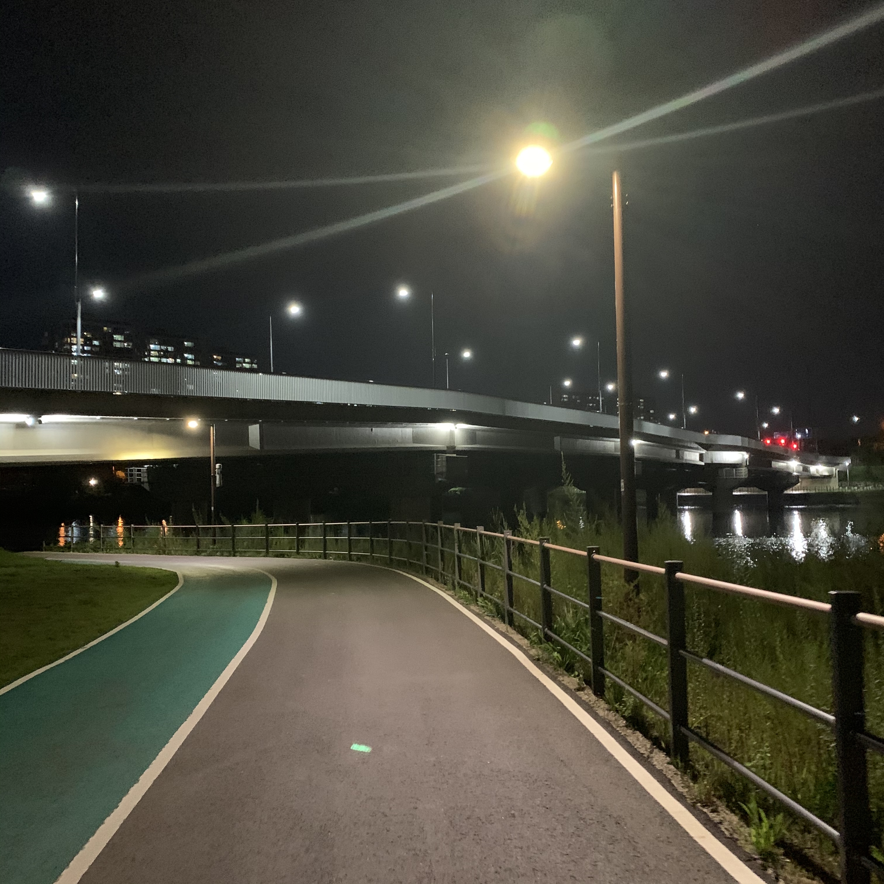 지금 집 걸어가면서 첸 노래 듣는데 | 인스티즈