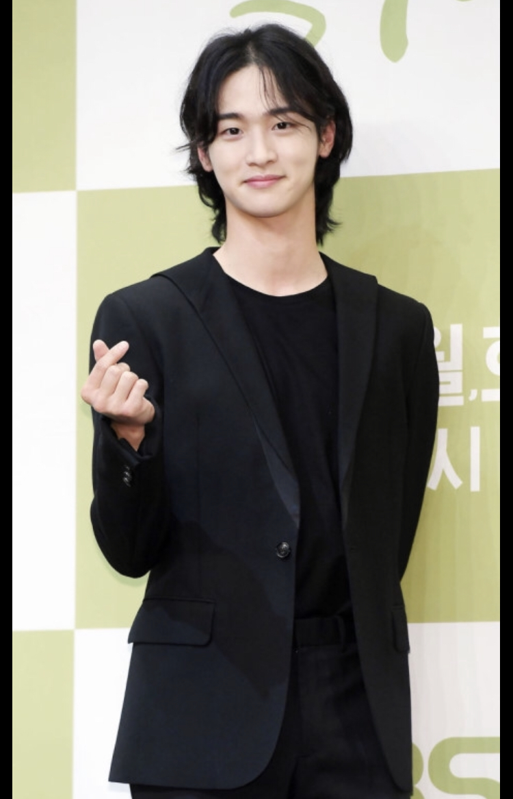 근데 장동윤 머리 진짜 작은거같아 | 인스티즈