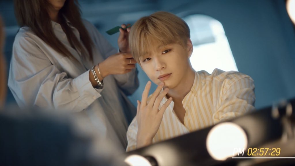 강다니엘 서브웨이 광고 보는데 손 무슨일이여 | 인스티즈