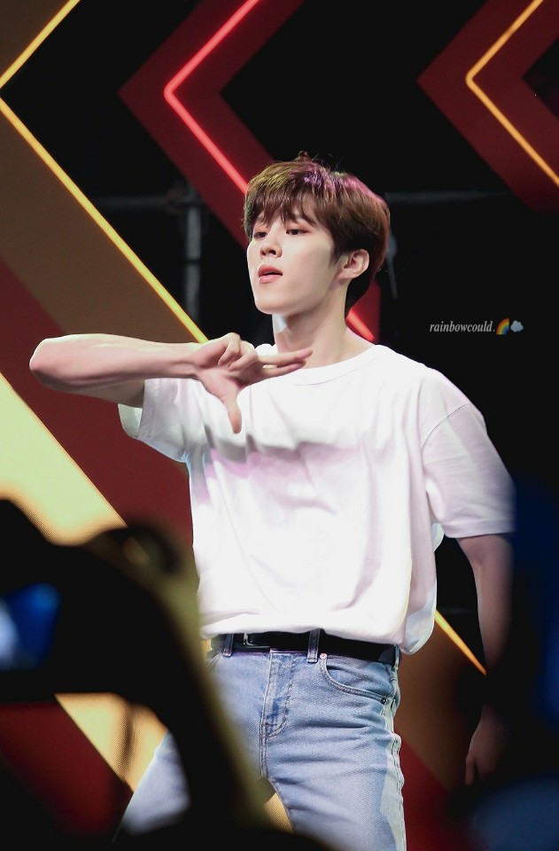 김우석ㅋㅋㅋ 프듀 러브샷 때 이거 19금 아니라고 하더니 | 인스티즈